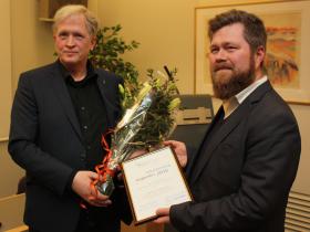 Ljósmynd af Viðari Hreinssyni og Jóni Yngva Jóhannsyni formanni stjórnar Hagþenkis