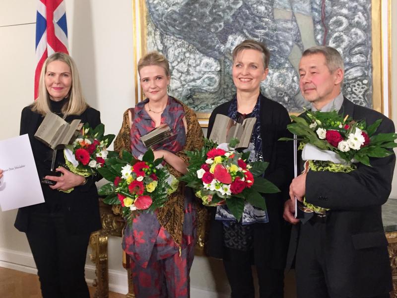 Unnur Jökulsdóttir, Kristín Eiríksdóttir og þau Áslaug Jónsdóttir, Kalle Güettler og Rakel Helmsdal hlutu Íslensku bókmenntverðlaunin 2017 fyrir bækur sínar Undur Mývatns, Elín, ýmislegt og Skrímsli í vanda.  Forseti Íslands, Guðni Th. Jóhannesson, afhent